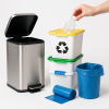 Atkritumu tvertnes un maisi