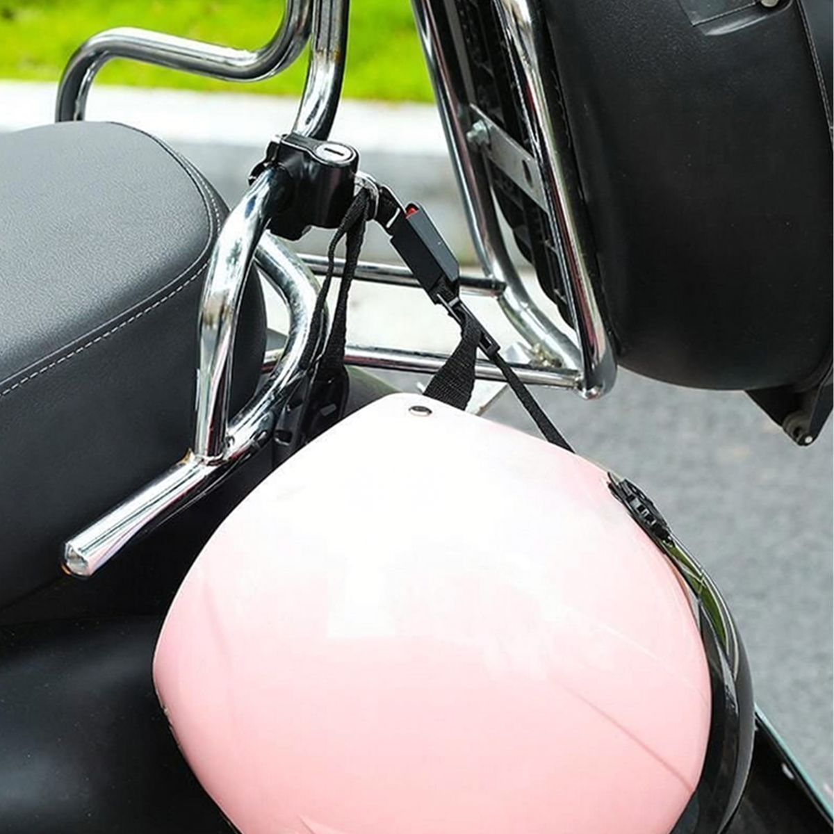 Motociklu ķiveres pretzagļu slēdzene