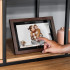 Digitālais foto rāmis Kruger&Matz FRAMEO Wi-Fi ar koka ietvaru, 10,1″